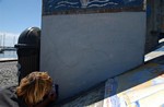 Het ontwerp tekenen en de letters met carbonpapier overbrengen op de muur