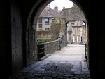 Ingang van een oud kasteel in het centrum van de stad