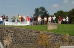 familie en vrienden bij de sluis