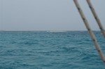 ondiep koraal met een zandbank in zee