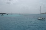 de Atlantische Oceaan beukt tegen het rif dat tussen PSV en St Vincent ligt