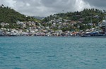 de hoofdstad St George's gezien vanaf de haveningang