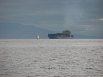 Foto genomen vanaf de Oceans4 terwijl een containerschip ons passeert.  Het ziet er zo best eng uit maar hij passeerde ons ruim.