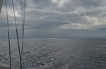 strepen zonlicht op de  top van de deining
