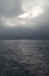 De zon heeft een  opening in de wolken gevonden