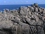 Rotsen langs de kust