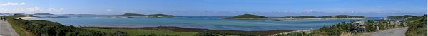 Panoramafoto van het water tussen Tresco en Bryther. Helemaal links zie je st. Mary's