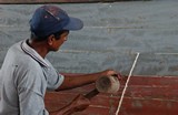 Guyanese visser  breewt zijn boot